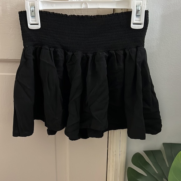 Brandy Melville Flow Shorts - Picture 2 of 2